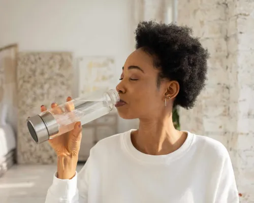 Femme buvant de l'eau - Woman drinking water