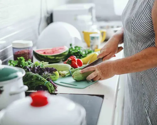 Femme coupant légumes - Woman cutting vegetables