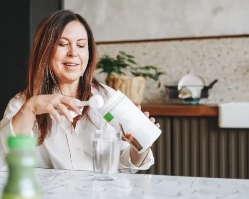 Femme souriant utilisant poudre de collagène - Smiling woman using collagen powder