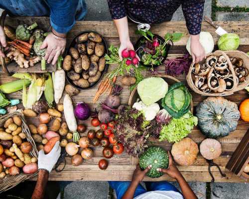 Fruits et légumes sur une table - Fruits and vegetables on table