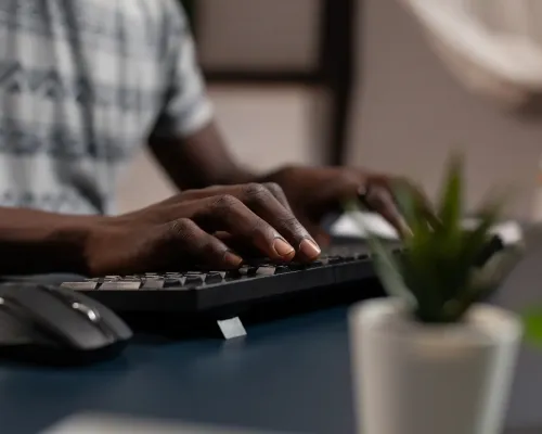 Personne tappant à l'ordinateur - Man typing on computer