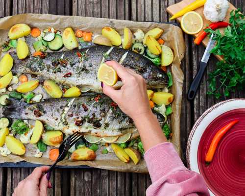 Mains qui cuisinent le poisson