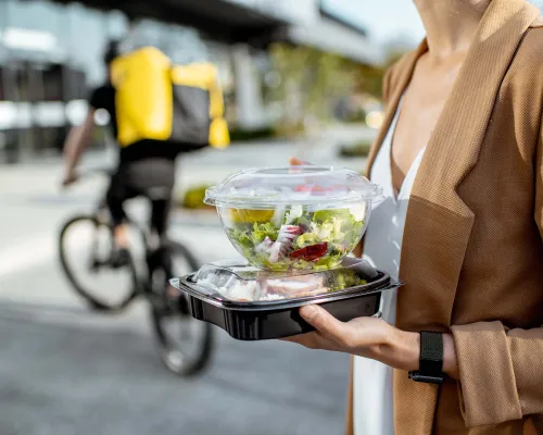 Businesswoman holding a takeout salad - Femme d'affaires tenant une salade à emporter