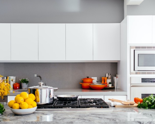 A kitchen with kitchen accessories