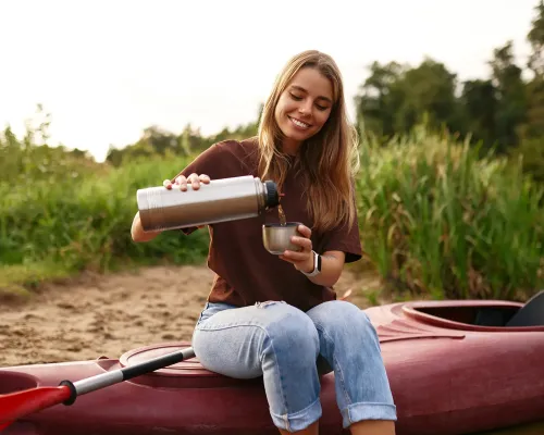 Femme assise sur un kayak - Woman sitting on a kayak