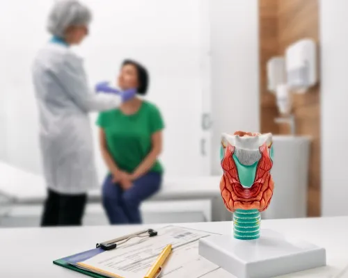 médecin palpe le cou de la femme pour le diagnostic des maladies thyroïdiennes - doctor palpates woman's neck for diagnosis of thyroid disease