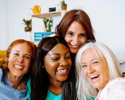 Quatre femmes diverses souriant | Four diverse women smiling