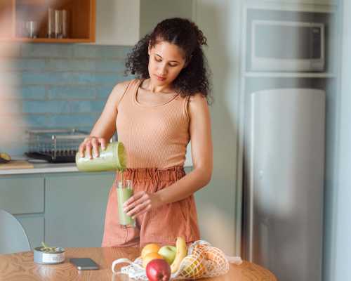 Femme jus vert détox - Woman green detox juice