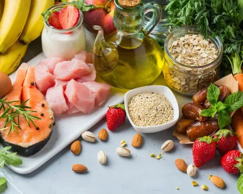 un assortiment d'aliments sains comprenant des fruits, des légumes, des noix et des œufs