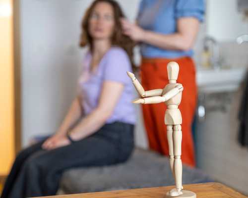 A wooden mannequin in focus on a table - Un mannequin en bois net sur une table