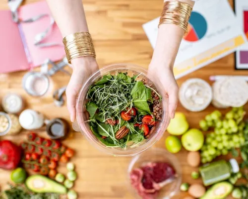 a person is holding a bowl of fresh vegetables and fruits nutritionist dietitian nutritionniste diététiste st-jean richelieu une personne tient un bol de légumes et de fruits frais