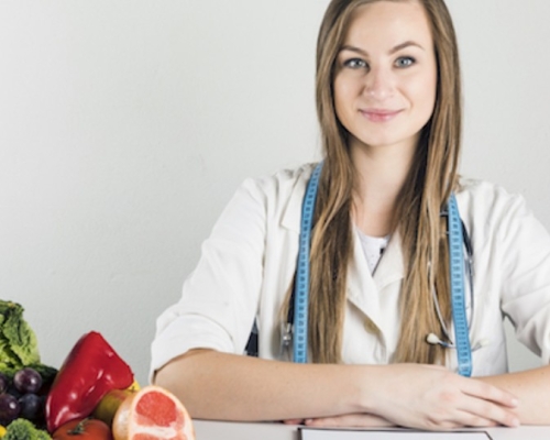 nutritionniste avec des légumes