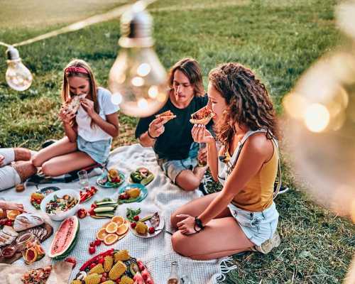 Happy family enjoying outdoor meal - Famille heureuse mangeant à l'extérieur