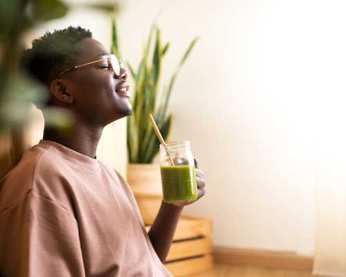 Homme buvant smoothie vert - Man drinking green smoothie