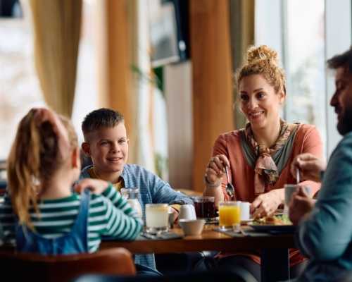 Family enjoying a nutritious meal at a top healthy restaurant in Toronto recommended by a nutritionist and registered dietitian