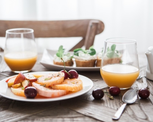 table avec fruits et jus