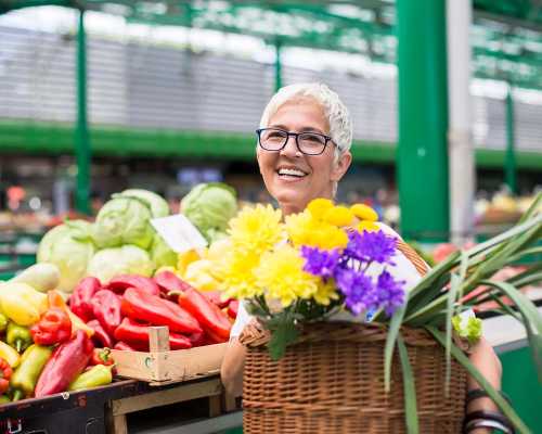 Senior woman at farmers market - femme age d'or au marché fermier