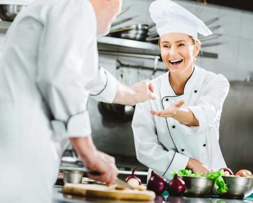 chef qui coupe de la verdure à l'aide d'un couteau aiguisé