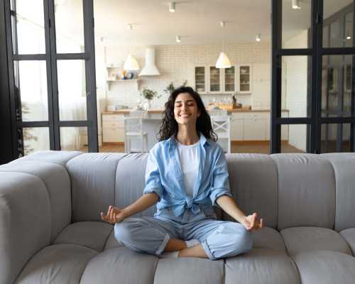 Femme méditant sur son sofa - Woman meditating on couch