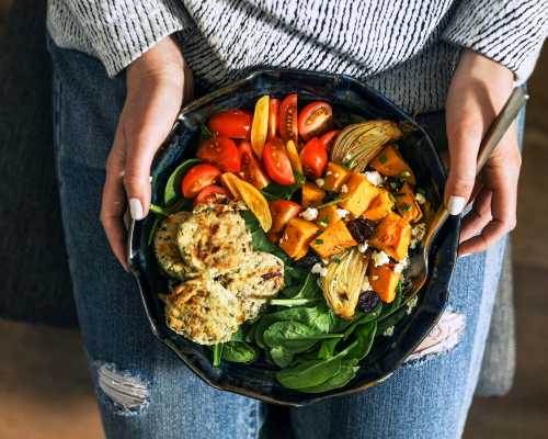 Assiette végane tenue par une femme - Vegan plate held by a woman