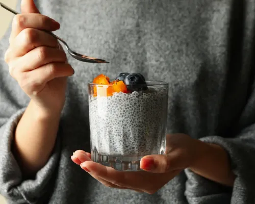 Femme tenant un pouding de chia - Woman holding a chia pudding