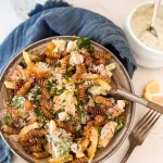 Salade de pâtes croustillantes au saumon et artichauts