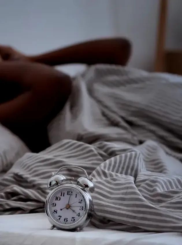 Someone trying to fall alseep - Comment la nutrition peut améliorer votre sommeil
