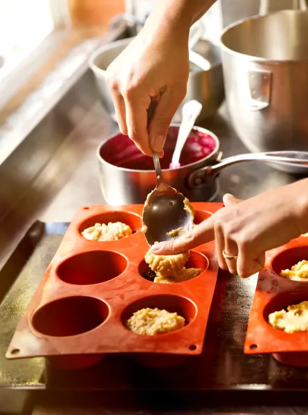 moment de préparation de muffins maison