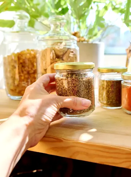Plusieurs pots d'épices - Many pots of various spices