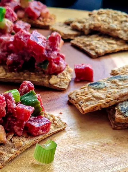 Crackers with beet and ricotta preparation