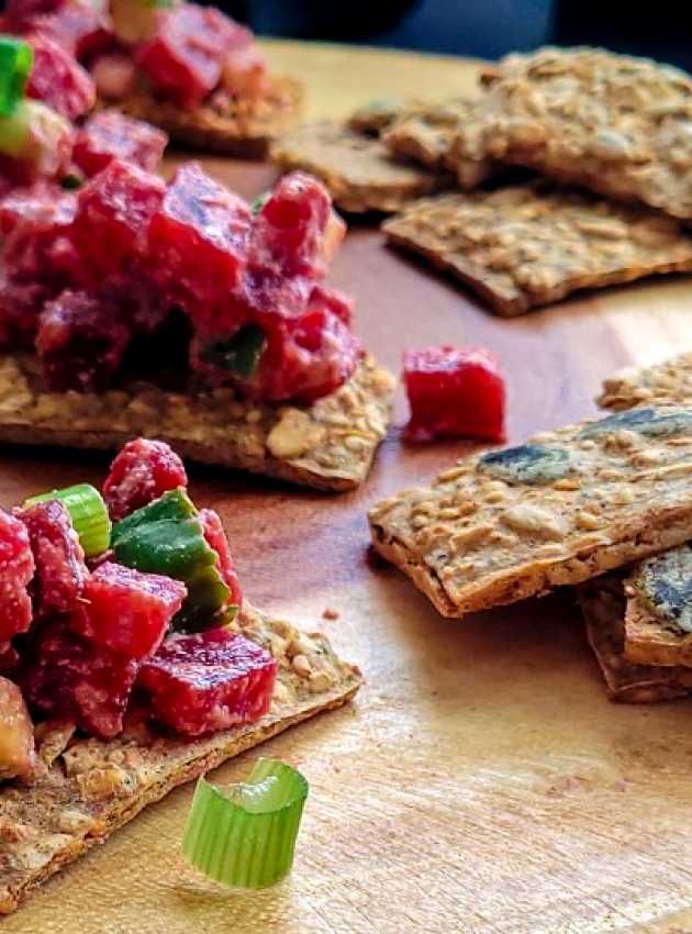 Crackers with beet and ricotta preparation