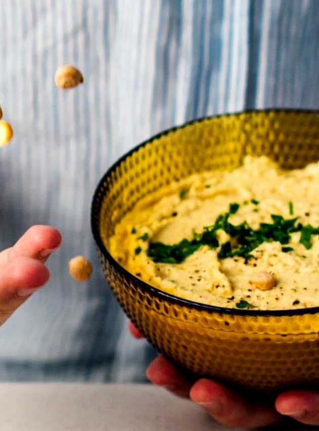 chickpeas and hummus as a salty snack 