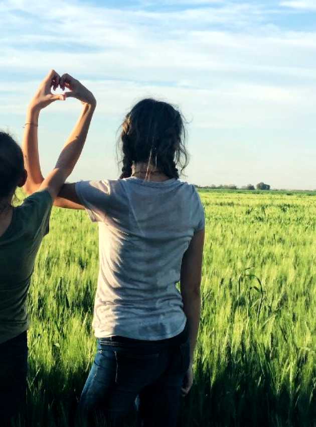 4 teenage girls in a field