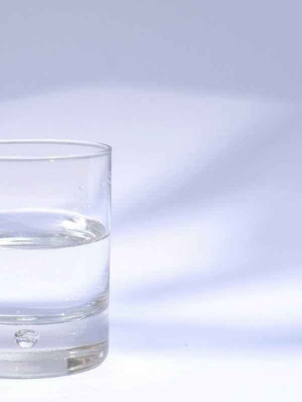 verre d'eau sur un fond blanc