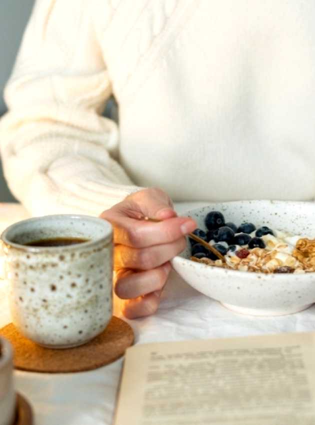 Femme avec yogourt granola live café - Woman with yogurt granola book coffee