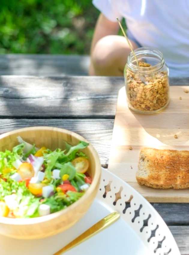 Nutritionist Dietician in Toronto preparing a healthy meal for a kid