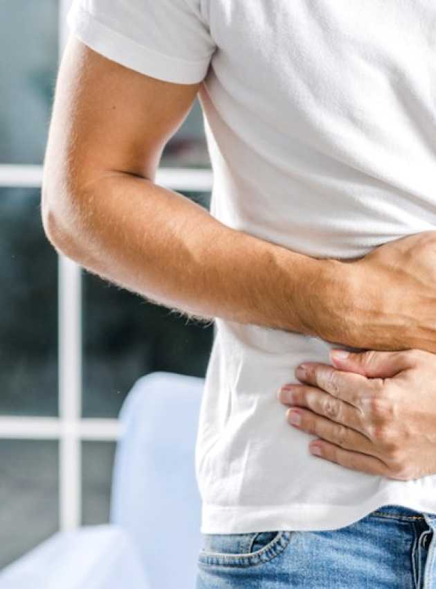 homme qui se tient le ventre à cause de diverticulites