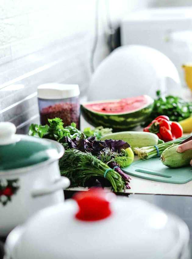 Femme coupant légumes - Woman cutting vegetables