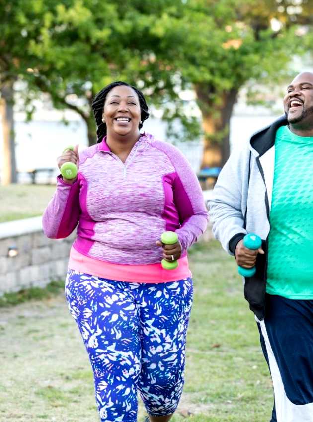 A smiling plus size couple jogs outdoors - Un couple en surpoids souriant fait du jogging en extérieur