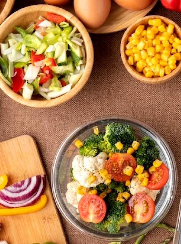 Différents types d'aliments dans des récipients en plastique sur une table various types of food in plastic containers on a table