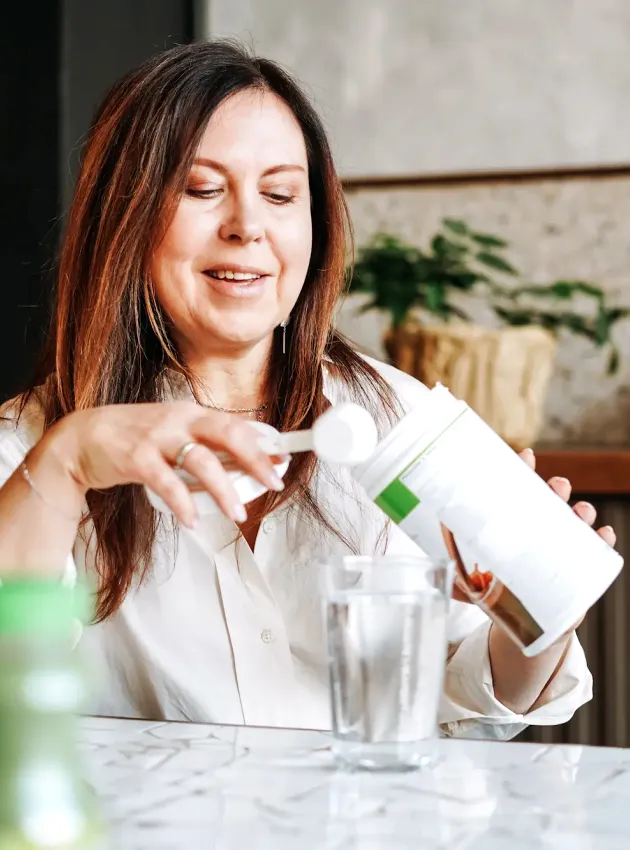 Femme souriant utilisant poudre de collagène - Smiling woman using collagen powder
