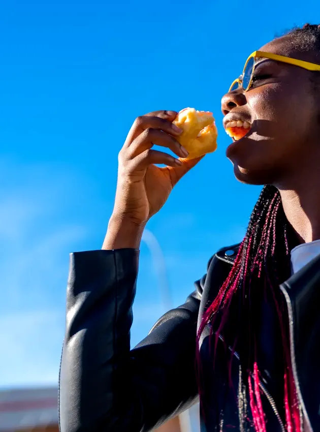 Woman eating a snack - Femme mangeant une collation