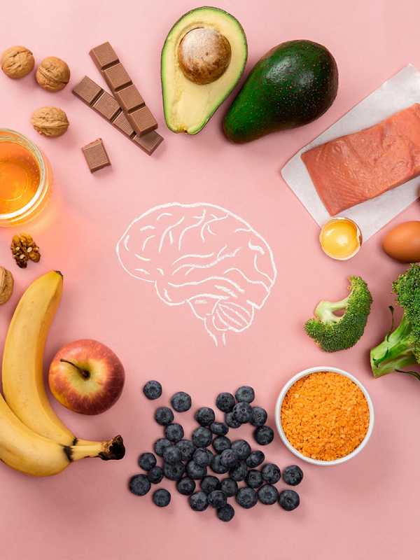 Aliments pour le cerveau devant fond rose - Brain foods on pink background
