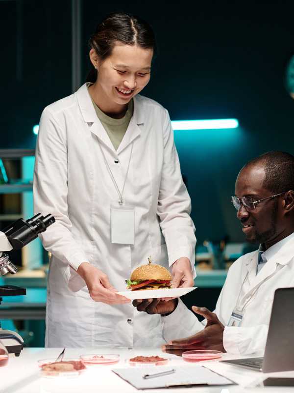 Scientifiques dégustant burger dans laboratoire - Scientist tasting lab grown burger in laboratory