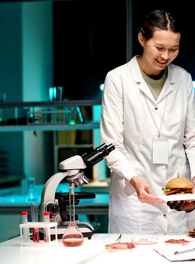 Scientifiques dégustant burger dans laboratoire - Scientist tasting lab grown burger in laboratory