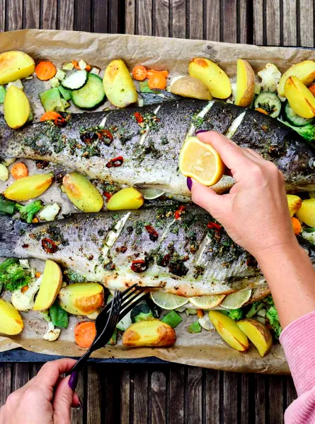 Mains qui cuisinent le poisson