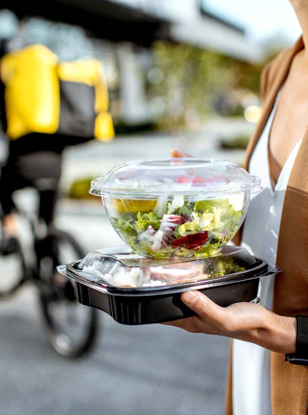 Businesswoman holding a takeout salad - Femme d'affaires tenant une salade à emporter