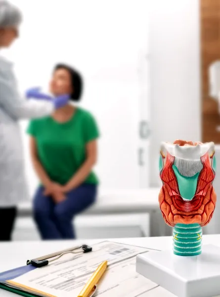 médecin palpe le cou de la femme pour le diagnostic des maladies thyroïdiennes - doctor palpates woman's neck for diagnosis of thyroid disease