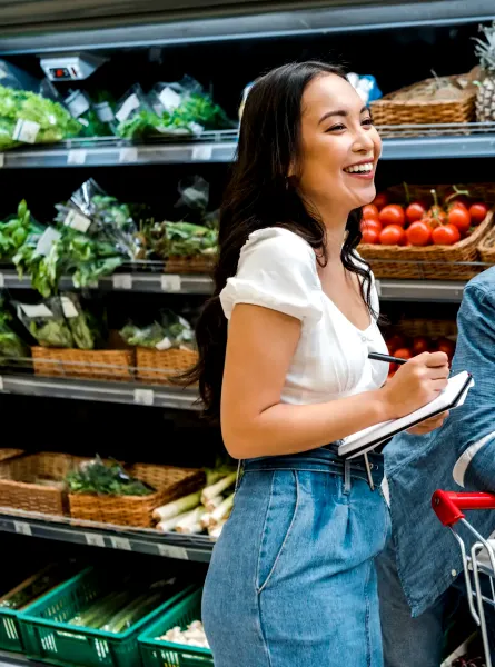Couple at the grocery store - Couple à l'épicerie