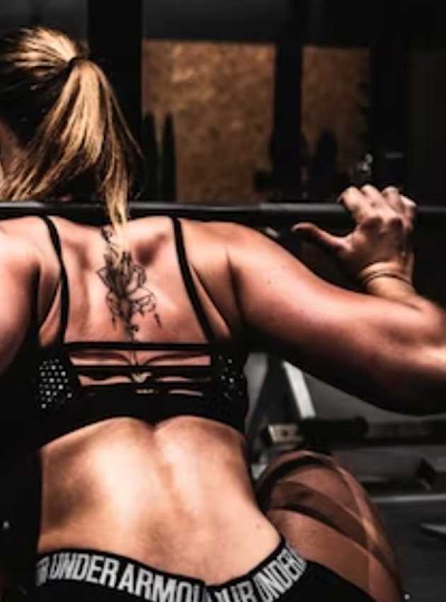 woman lifting weights at the gym